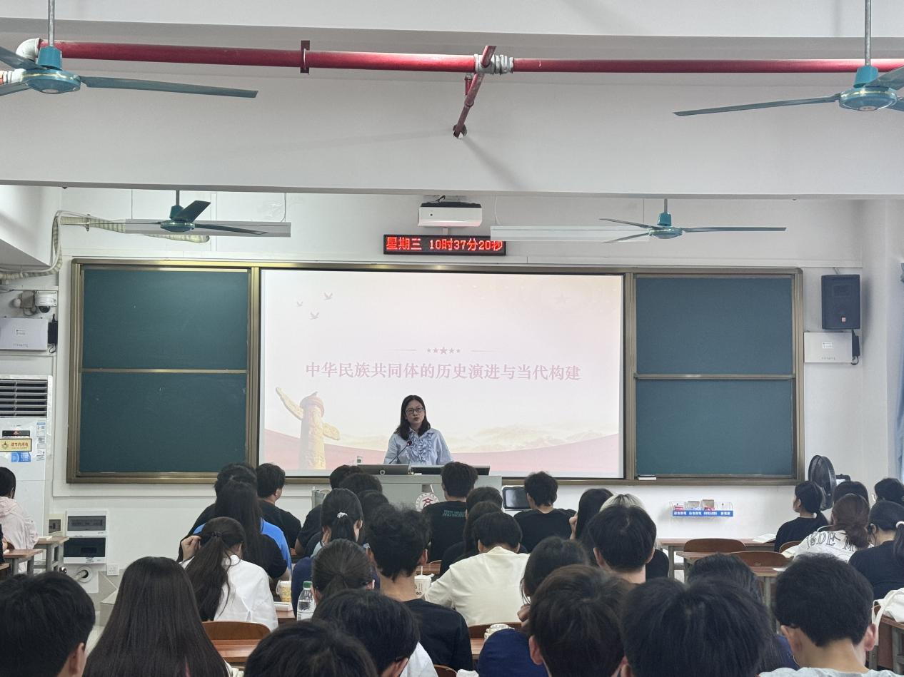 学校副校长郑华深入课堂为学生讲授思政课-广西工商职业技术学院马克思主义学院